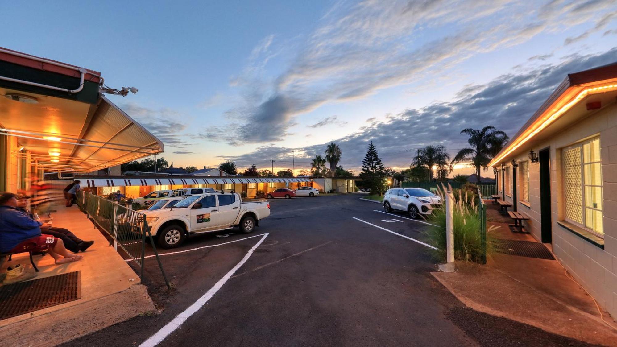 Golden Peak Motel Peakhill Peak Hill Екстер'єр фото